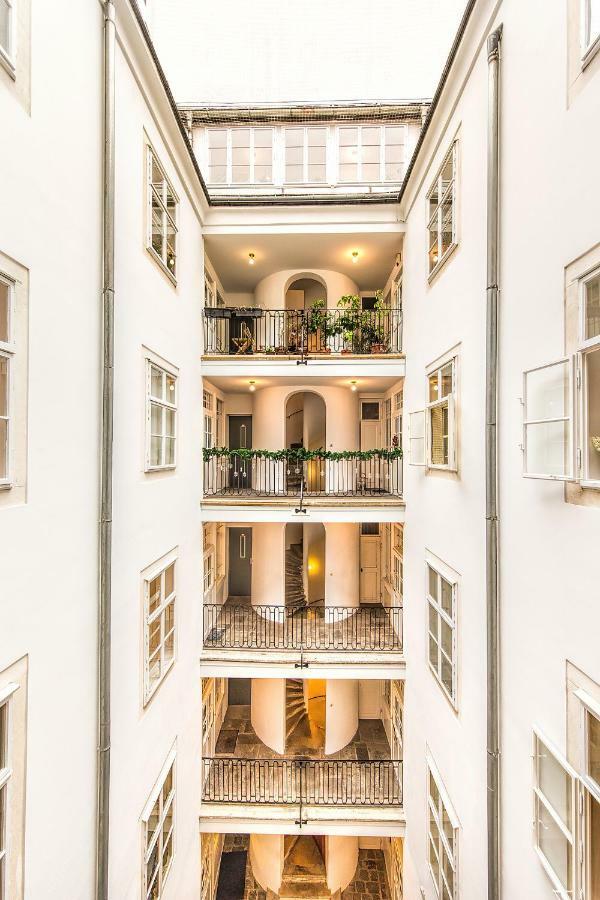 Beautiful City Apartment At Famous Ballgasse Відень Екстер'єр фото