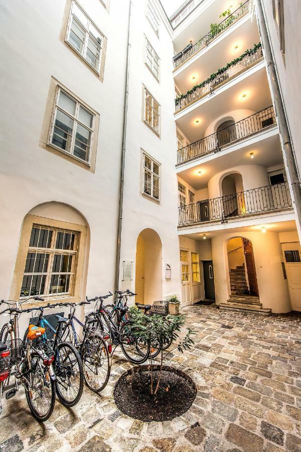 Beautiful City Apartment At Famous Ballgasse Відень Екстер'єр фото